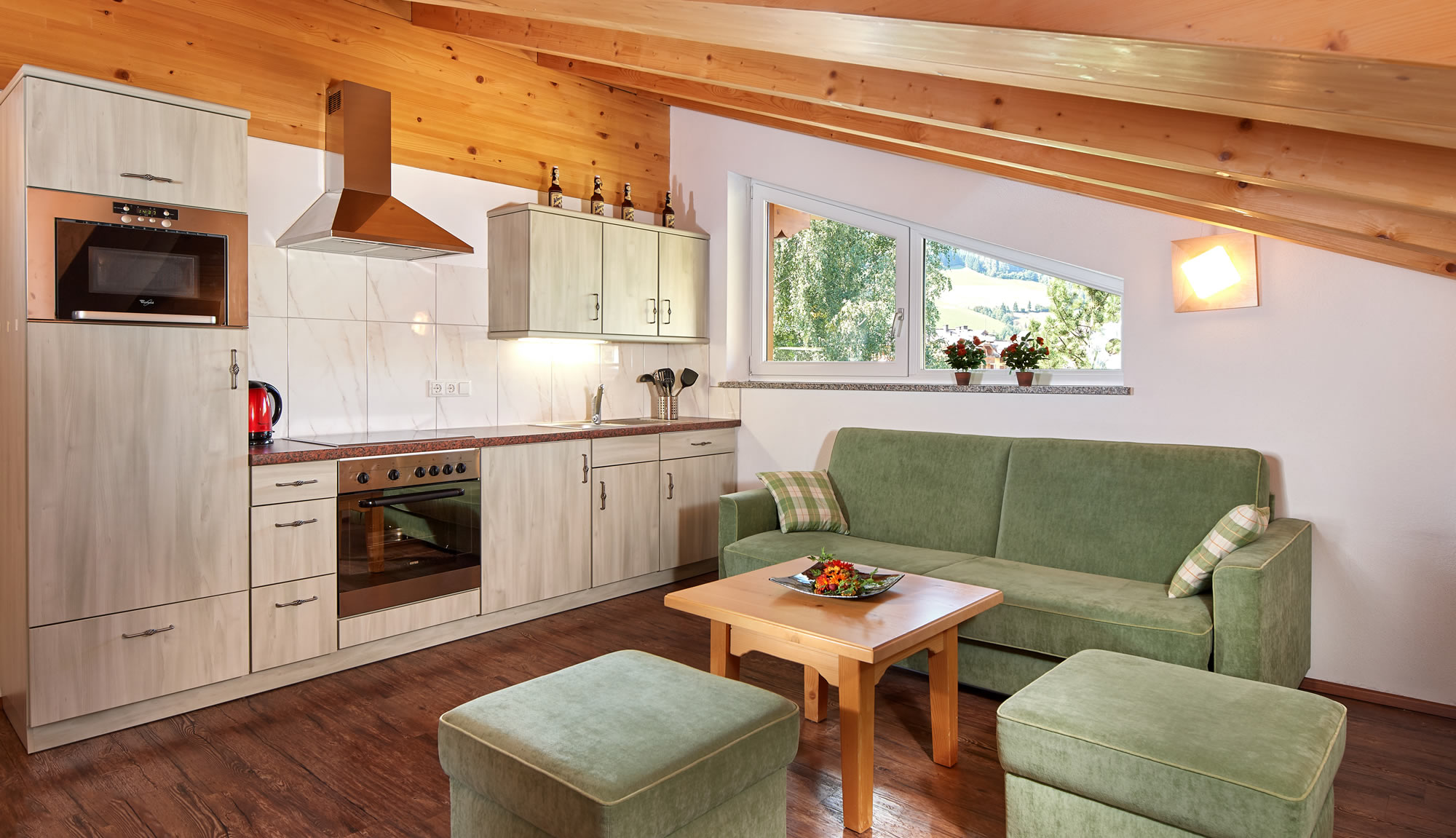 Voll ausgestattete Wohnküche in der Ferienwohnung am Kastenhof der Familie Weissacher
