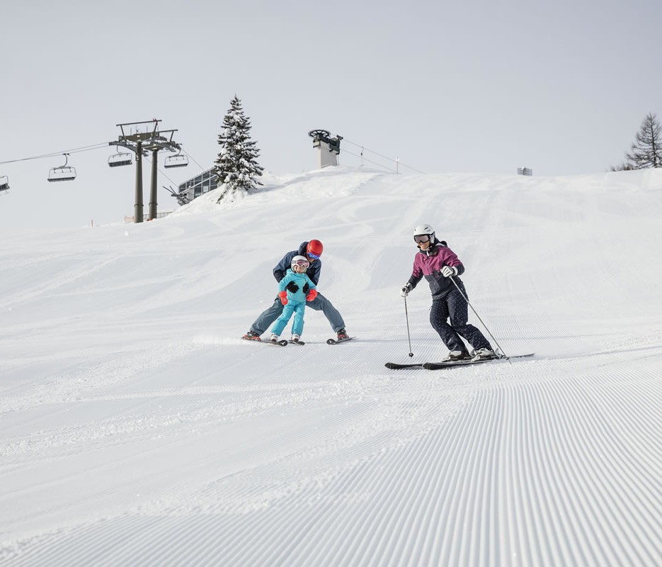 Skifahren mit der Familie auf top präparierten Pisten © Mirja Geh Photography