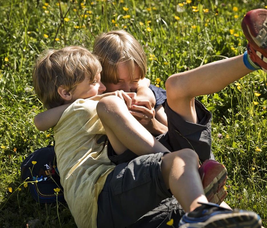 Spielen im grünen Gras © Mirja Geh Photography