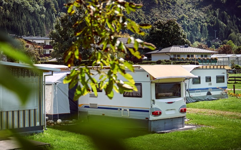 Campen im Grünen, ob mit Wohnwagen, Wohnmobil oder Zelt