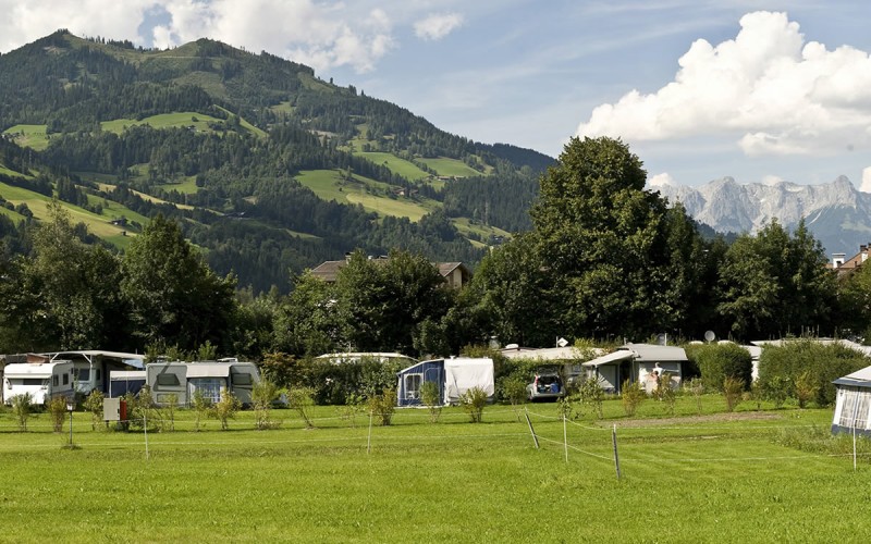 Im Vordergrund unser Campingplatz und im Hintergrund die Salzburger Berge
