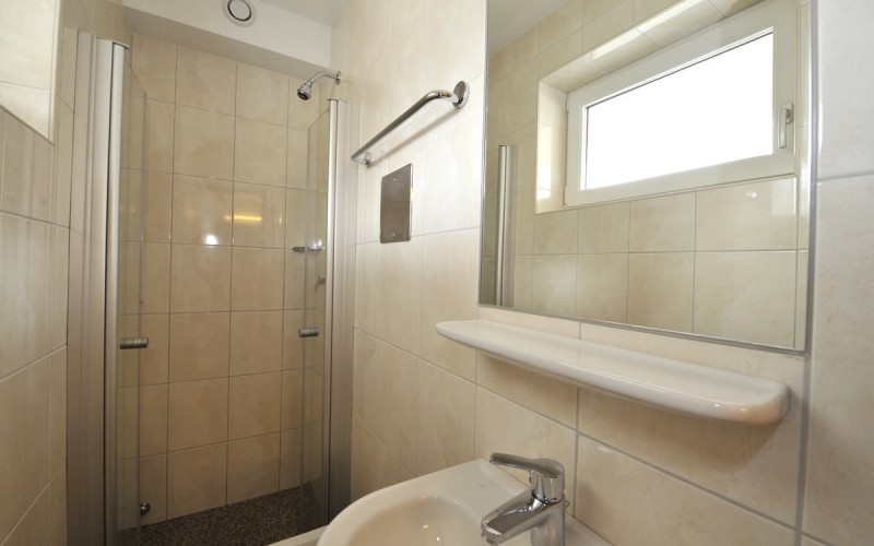 Dusche mit Waschbecken in den Sanitäranlagen