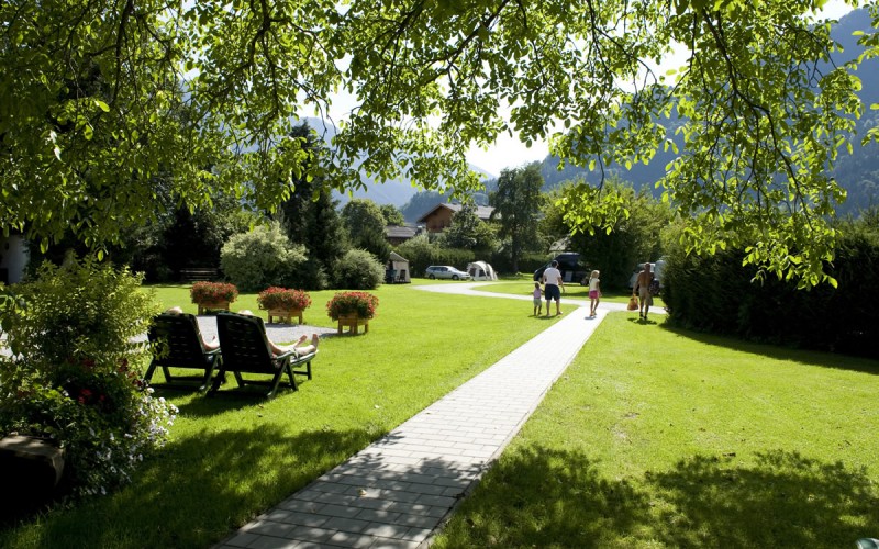 Große, grüne Wiesen; Campinganlage mit vielen Bäumen und Büschen, sehr schattenspendend