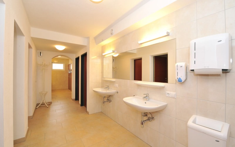 Duschen, Waschbecken mit Spiegel - unsere Sanitäranlagen