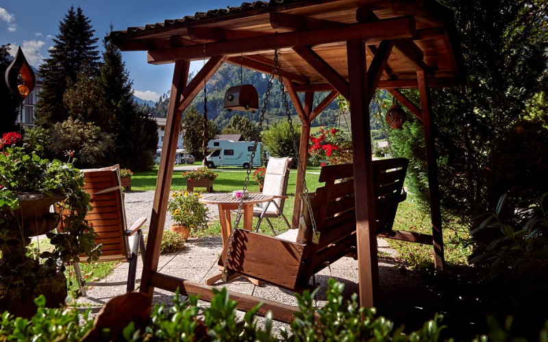 Schaukel zwischen Wiesen und Blumen am Landhaus Gästehaus Kastenhof in St. Johann/Pongau