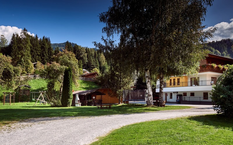 Spielplatz und Grillplatz im Grünen