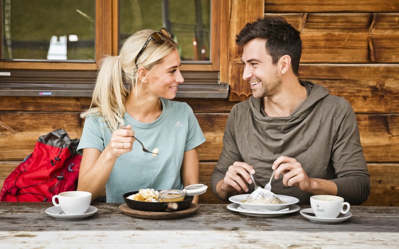 Essen auf der Almhütte