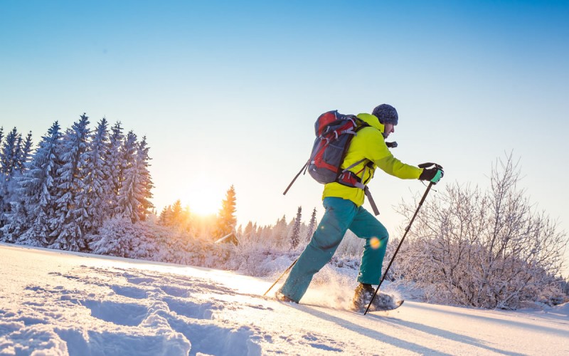 Schneeschuhwandern in verschneiter Winterlandschaft