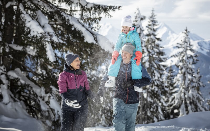 Winterspaziergang im Familienskiurlaub © Mirja Geh Photography