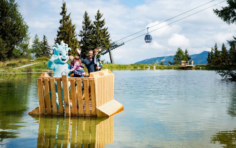 Floßfahrt über den Bergsee am Geisterberg, die Gondel im Hintergrund ©  Tourismusverband Sankt Johann-Alpendorf