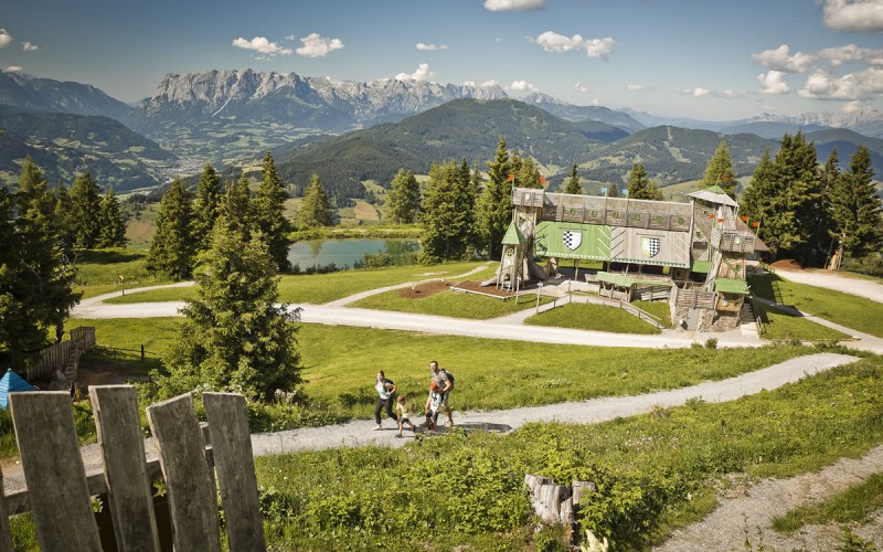 Geisterschloss mit See und traumhafter Panoramablick über die Berge Salzburgs ©  Tourismusverband Sankt Johann-Alpendorf