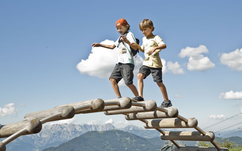 Klettergerüste, Rutschen und Schaukeln erwarten die kleinen Gäste am Geisterberg in St. Johann, Alprendorf ©  Tourismusverband Sankt Johann-Alpendorf