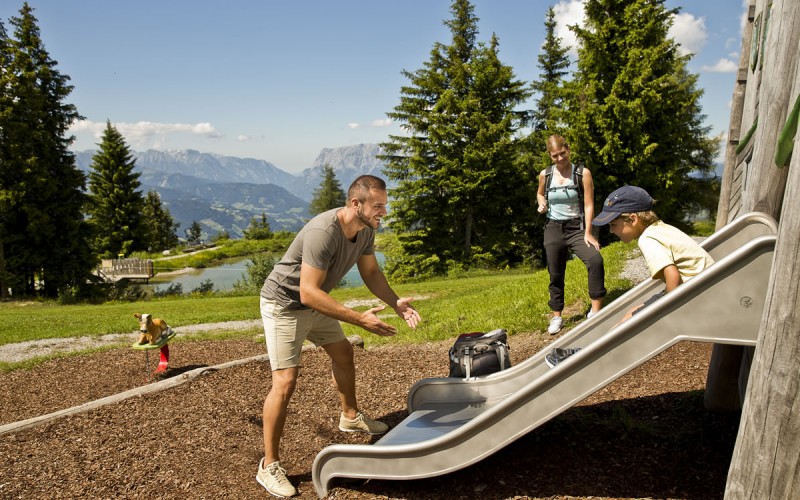Rutschen für Kinder und ein herrlicher Ausblick für die Erwachsenen auf die Salzburger Bergwelt ©  Tourismusverband Sankt Johann-Alpendorf