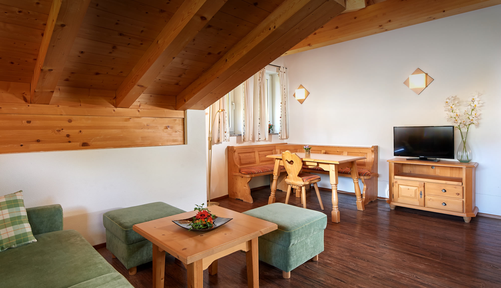 Wohnzimmer mit Fernseher in den Appartements Kastenhof in St. Johann im Pongau