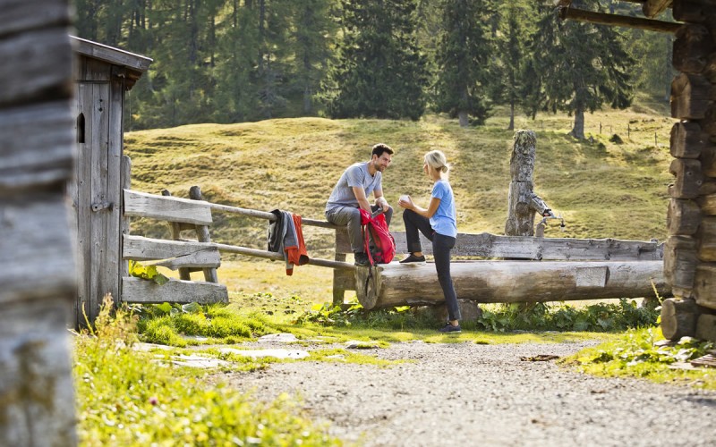 Pause am Wasserbrunnen beim Wandern in St. Johann im Pongau © Mirja Geh Photography