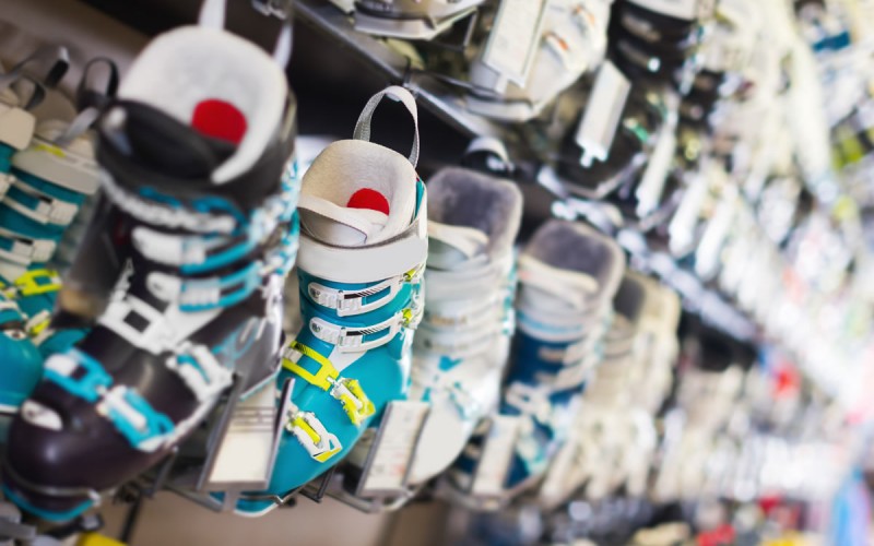 Skischuhe im Sportshop