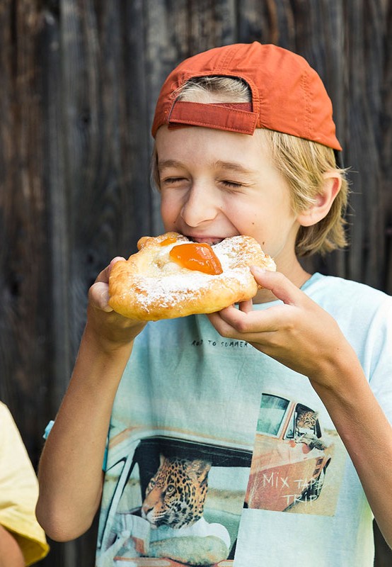 Krapfen essen auf der Alm © Mirja Geh Photography
