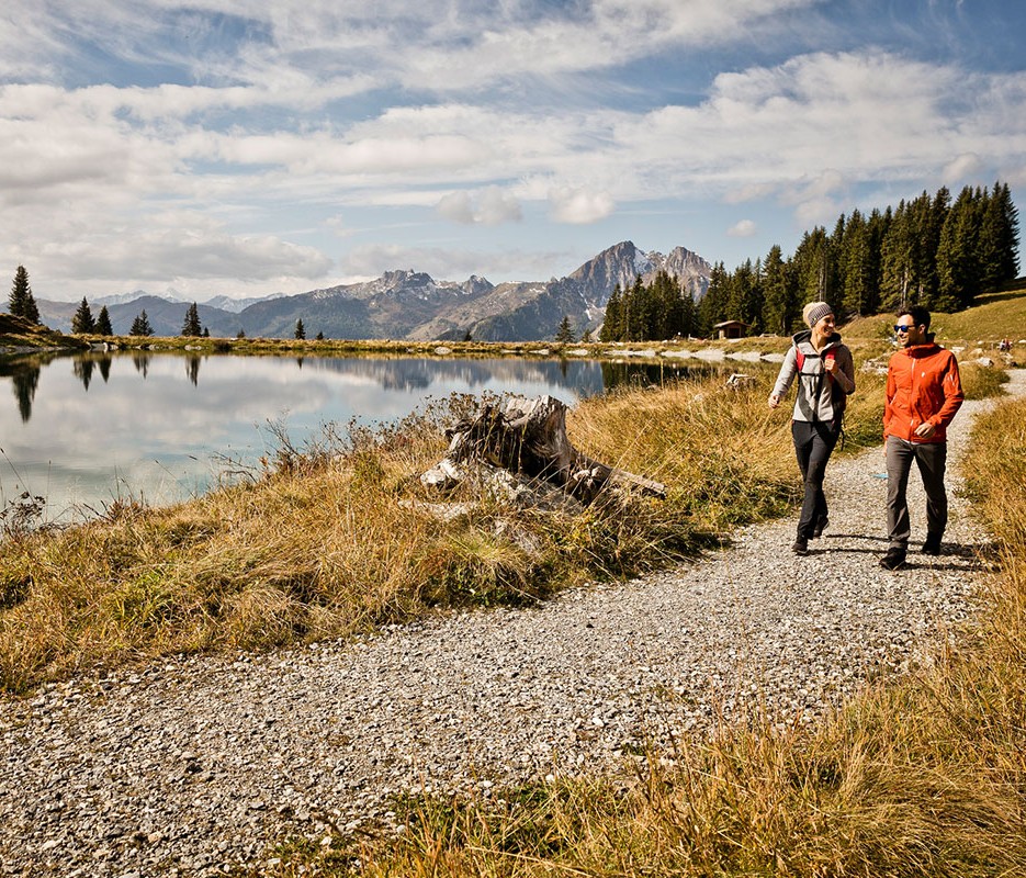 Wandern entlang des Bergsees © Mirja Geh Photography