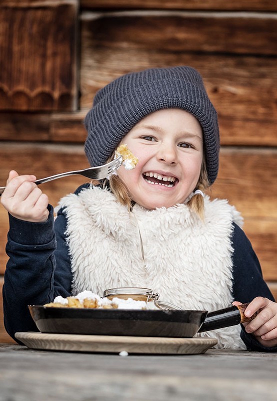 Kaiserschmarrn essen auf der Skihütte © Mirja Geh Photography